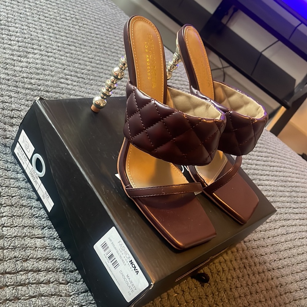 Majesty Brown is the name. True to size open toe shoes. Size 10. Very comfy